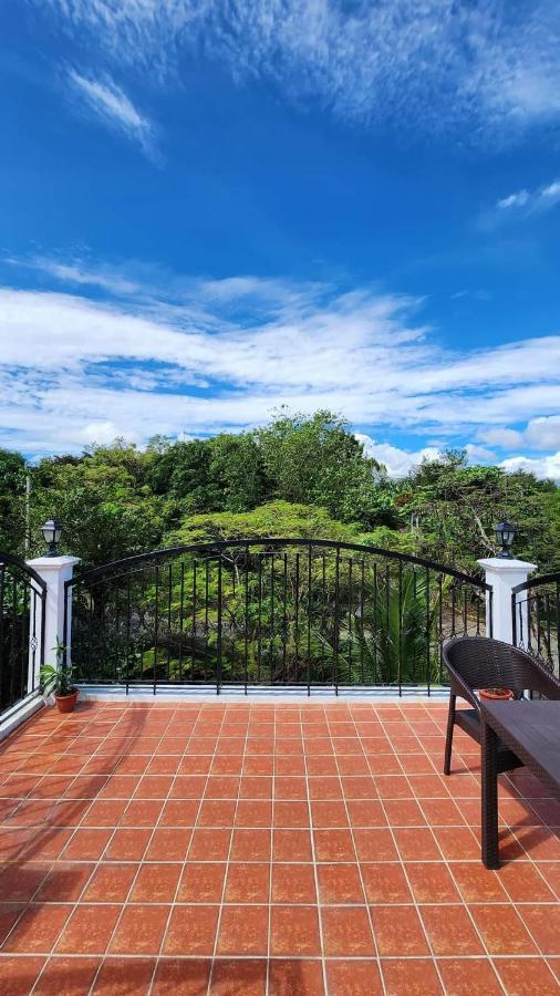 El Castillo Bed And Breakfast Angono Екстер'єр фото